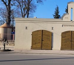 Odrestaurowana zabytkowa remiza strażacka w Raszkowie.